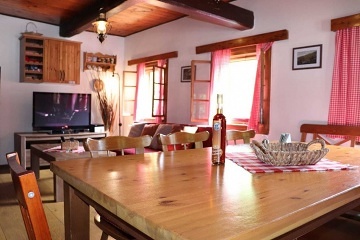 Rouben� chalupa s baz�nem Krkono�e - �ern� hora