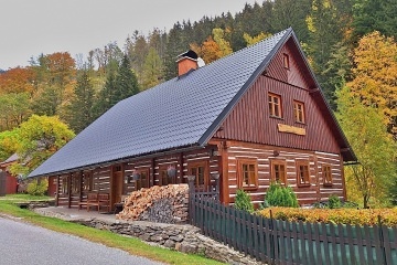 Rouben� chalupa s baz�nem Krkono�e - �ern� hora