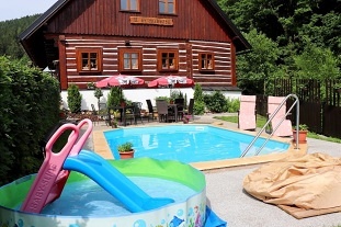 Roubená chalupa s bazénem - Černá hora - Špičák