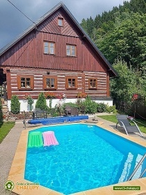 Rouben� chalupa s baz�nem - �ern� hora - �pi��k