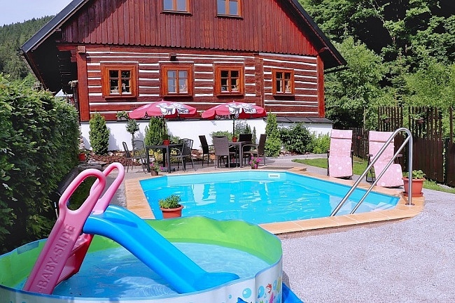 Rouben� chalupa s baz�nem - �ern� hora - �pi��k