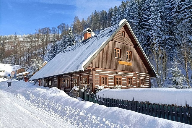 Roubená chalupa s bazénem - Černá hora - Krkonoše