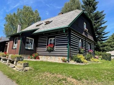 Roubenka vnit�n� baz�n a sauna - Zdobnice