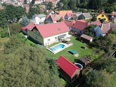 Chalupa Dajan s bazénem - apartmány Strmilov