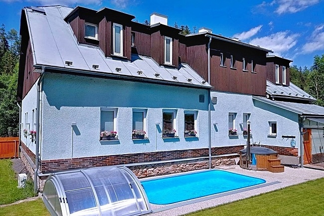 Chalupa s baz�nem - Such� Vrch - Bukov� Hora