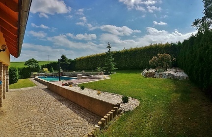 Vila Glassberg - bazén a hřiště - Hněvošice