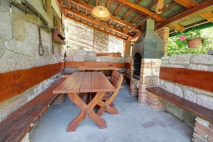 Stylov� chalupa a koupac� sud - Trosky - �esk� r�j