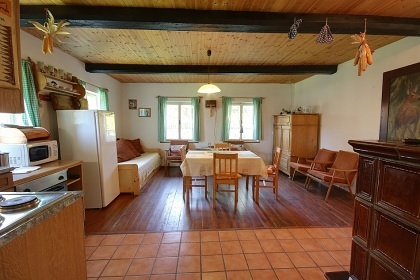 Stylov� chalupa a koupac� sud - Trosky - �esk� r�j