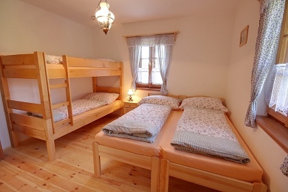 Stylov� chalupa a koupac� sud - Trosky - �esk� r�j