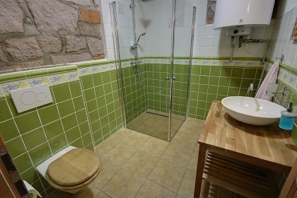 Stylov� chalupa a koupac� sud - Trosky - �esk� r�j