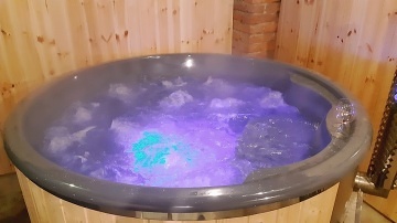 Stylov� chalupa a koupac� sud - Trosky - �esk� r�j