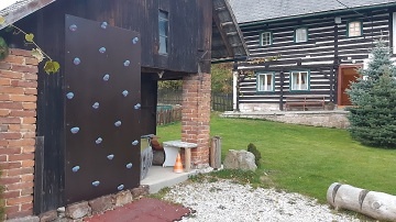 Stylov� chalupa a koupac� sud - Trosky - �esk� r�j