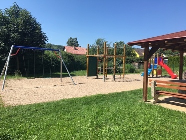 Chalupa a baz�n - Toulcovy Ma�tale - ���rsk� vrchy