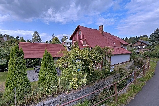 Chalupa u skaln�ho hradu Sloup - Lu�ick� hory