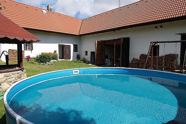 Selsk� chalupa s baz�nem - hrad Helfenburk