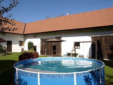 Selsk� chalupa s baz�nem - hrad Helfenburk