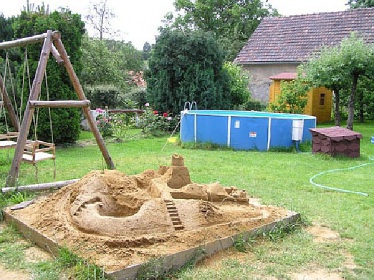 Selsk� chalupa s baz�nem - hrad Helfenburk