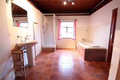 Rouben� chalupa s baz�nem - CHKO Orlick� hory