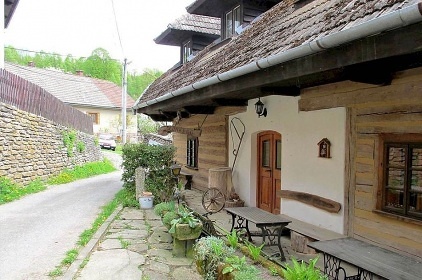 Chalupa s baznem u pehrady Vr - Svratka