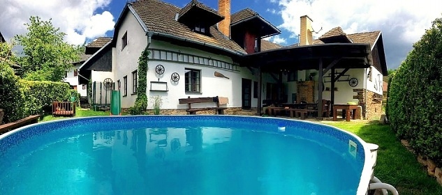 Chalupa s baznem u pehrady Vr - Svratka