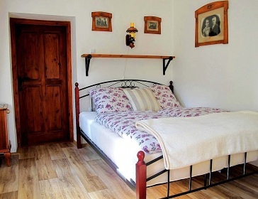 Chalupa s baznem u pehrady Vr - Svratka