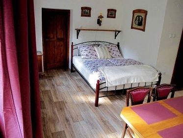 Chalupa s baznem u pehrady Vr - Svratka