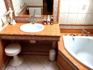 Chalupa s baznem u pehrady Vr - Svratka