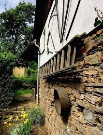 Chalupa s baznem u pehrady Vr - Svratka