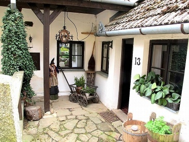 Chalupa s baznem u pehrady Vr - Svratka