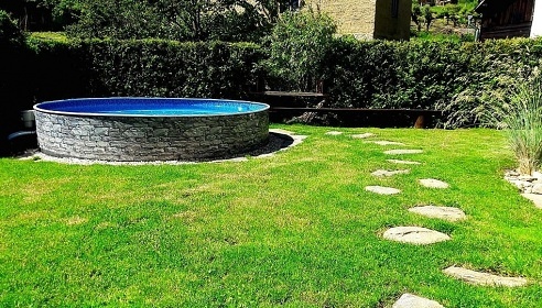 Chalupa s baznem u pehrady Vr - Svratka