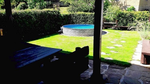 Chalupa s baznem u pehrady Vr - Svratka