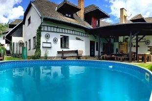 Chalupa s baznem u pehrady Vr - Svratka