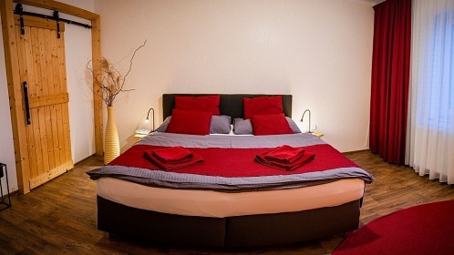 Chalupa baz�n a vinn� sklep - Nov� Ml�ny - P�lava