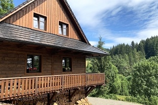 Nov� objekt: Vala�sk� roubenka s baz�nem - jezero Jezern� 3M-117