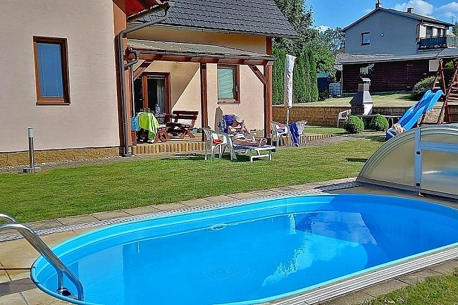 Chalupa s bazénem - Skanzen Veselý Kopec