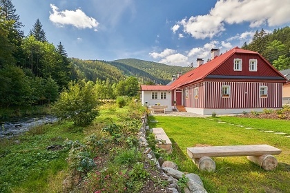 Chalupa v �dol� �eky �py - �ern� hora - Krkono�e