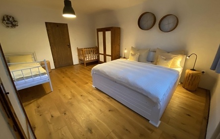 Chalupa s baz�nem - uzav�en� dv�r - Vyso�ina