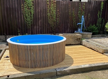 Chalupa s baz�nem - uzav�en� dv�r - Vyso�ina