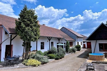 Chalupa s baz�nem - uzav�en� dv�r - Vyso�ina