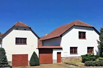 Chalupa s baz�nem - uzav�en� dv�r - Vyso�ina