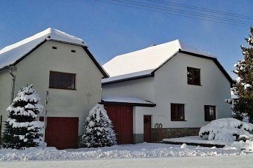 Chalupa s baz�nem - uzav�en� dv�r - Vyso�ina