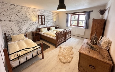 Chalupa s baz�nem - uzav�en� dv�r - Vyso�ina