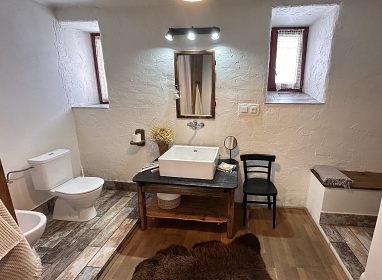 Chalupa s baz�nem - uzav�en� dv�r - Vyso�ina