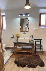 Chalupa s baz�nem - uzav�en� dv�r - Vyso�ina