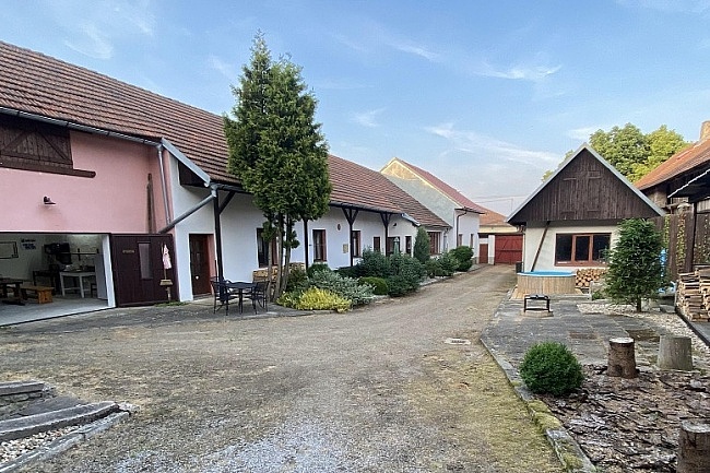 Chalupa s baz�nem - uzav�en� dv�r - Vyso�ina