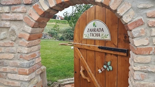 U TŘÍ RŮŽÍ - ubytování a vinný sklep - Vrbice
