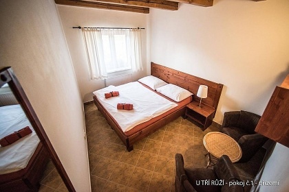 U TŘÍ RŮŽÍ - ubytování a vinný sklep - Vrbice