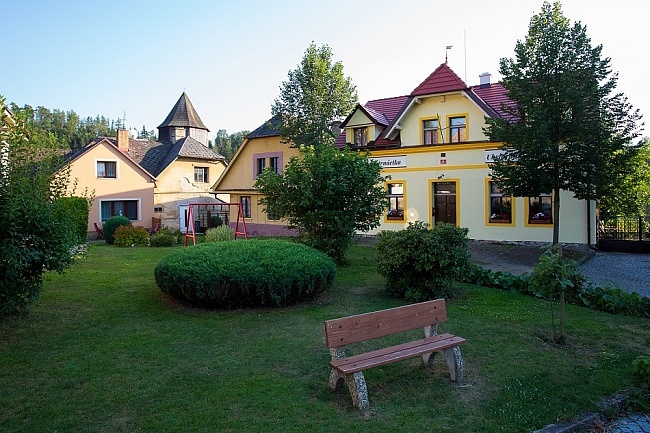 Penzion Pos�zav� s baz�nem - hrad Pirk�tejn