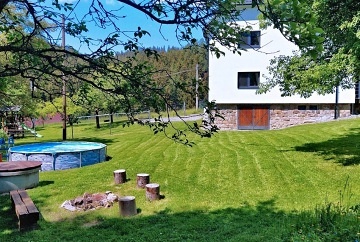 Chalupa s baz�nem u p�ehrady - Rali�ka - Beskydy