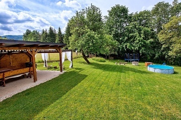 Chalupa s baz�nem u p�ehrady - Rali�ka - Beskydy